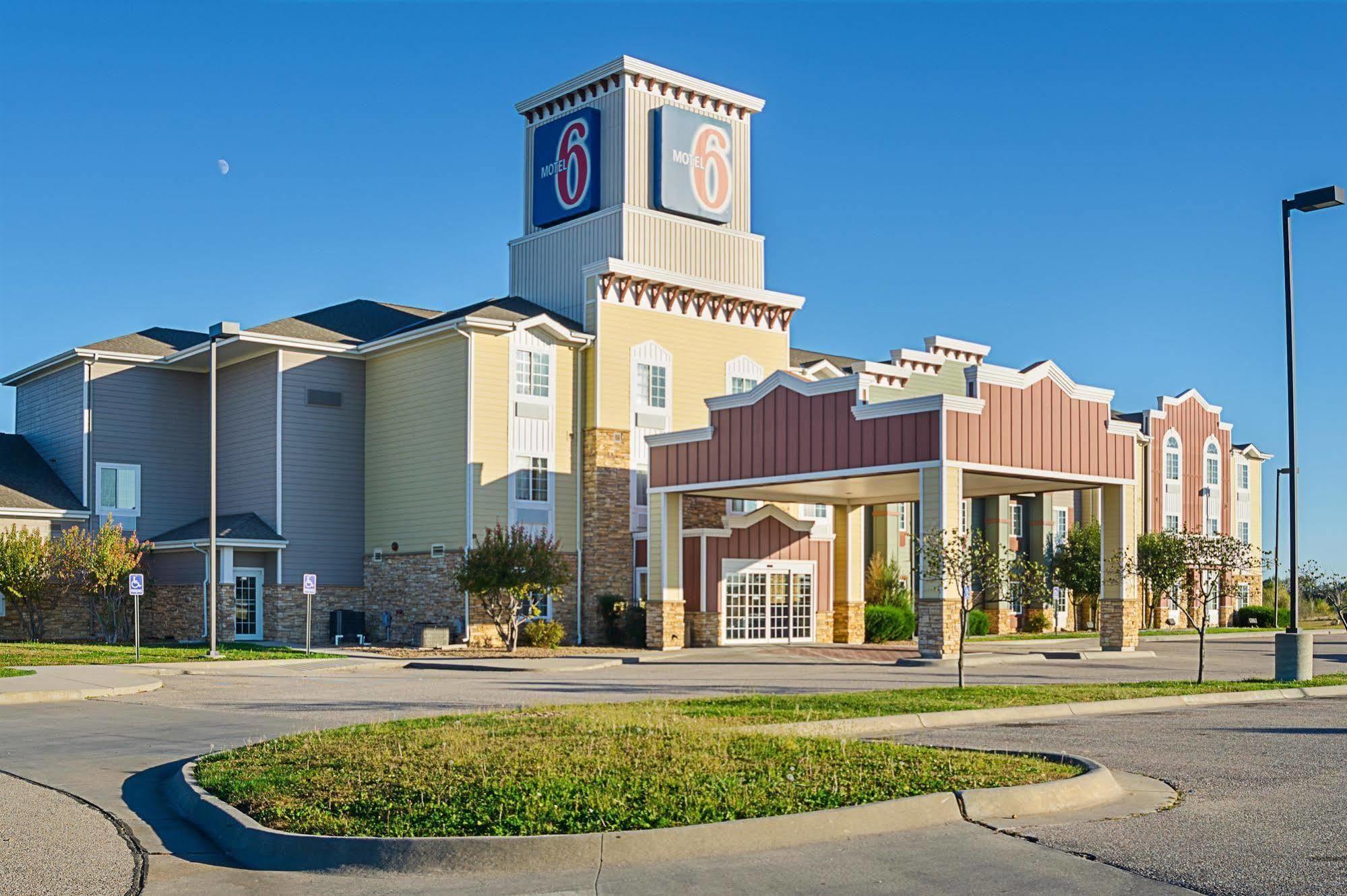 Motel 6-Valley Center, Ks Park City Экстерьер фото